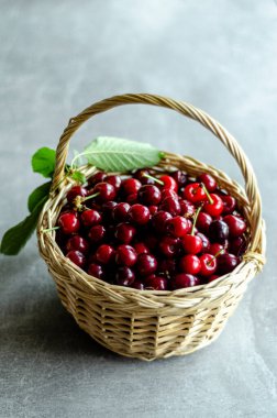 Olgun kirazlı sepet, yan manzara.