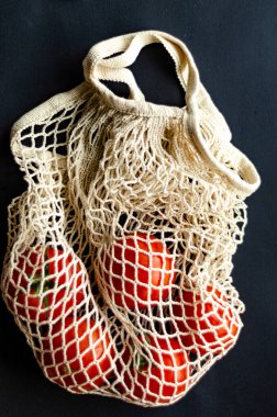 Eko torbasında olgun kırmızı domatesler, boş alan