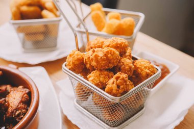 Peynir ve tavukla doldurulmuş toplar.