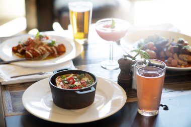 Lokantanın arka tarafındaki bir masada mercekli başlangıç ve içecekler..