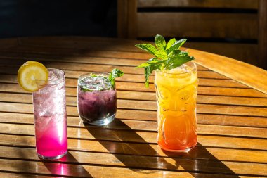 Tropikal kokteyller kalın renkler ve şekilli bardaklar.