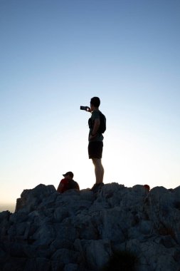 Yürüyüşçüler Phoenix, AZ 'deki Piestawa Tepesi' nden manzarayı izliyorlar.