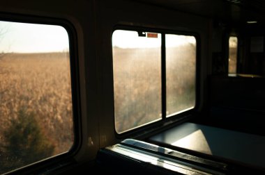 Öğleden sonra ışığı yolcu vagonuna giriyor.