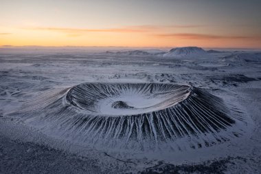 Hverfjall volkan krateri güneş doğarken havadan görünüyor.