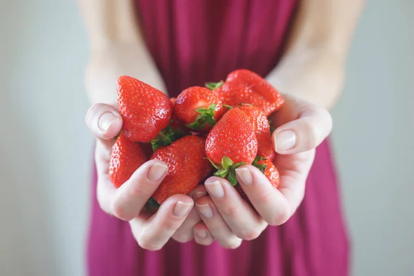 Girl Holds Handful Fresh Strawberries Her Palms Close — Stock Photo, Image