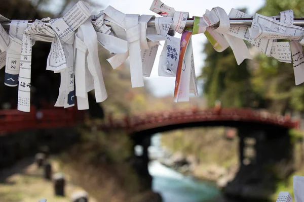 Close Orações Japonesas Uma Ponte Vermelha Nikko Japão — Fotografia de Stock