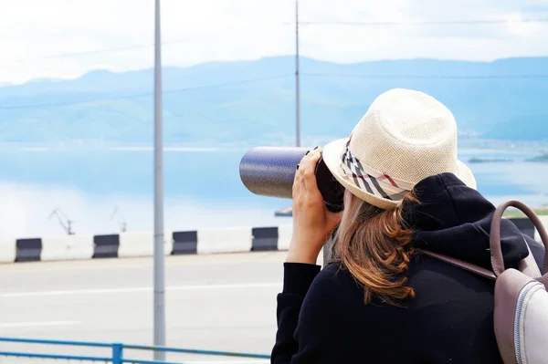 Una Adolescente Mira Través Prismáticos Las Montañas —  Fotos de Stock