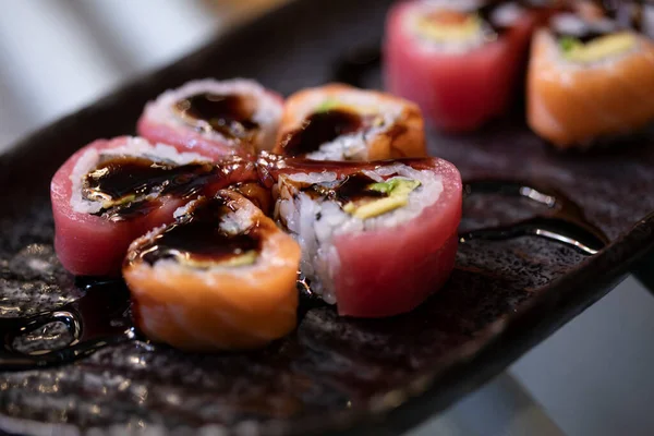 Pedaços Sushi Organizados Prato Com Molho Escuro — Fotografia de Stock