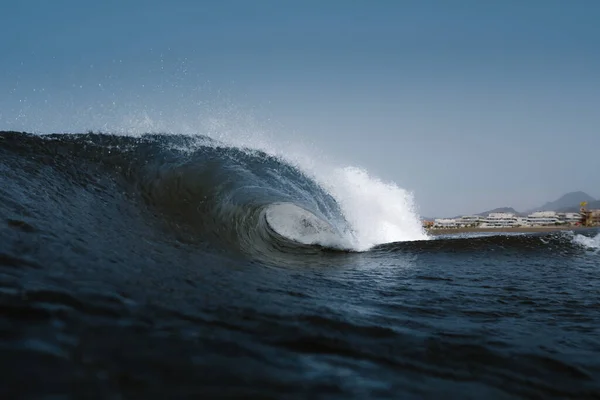 カナリア諸島のビーチで波が砕ける — ストック写真
