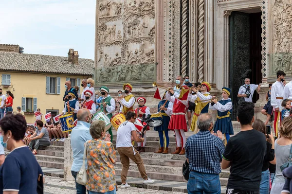 Orvieto Ιταλία Ιούνη 2020 Μεσαιωνικό Συγκρότημα Που Παίζει Τρομπέτες Και — Φωτογραφία Αρχείου