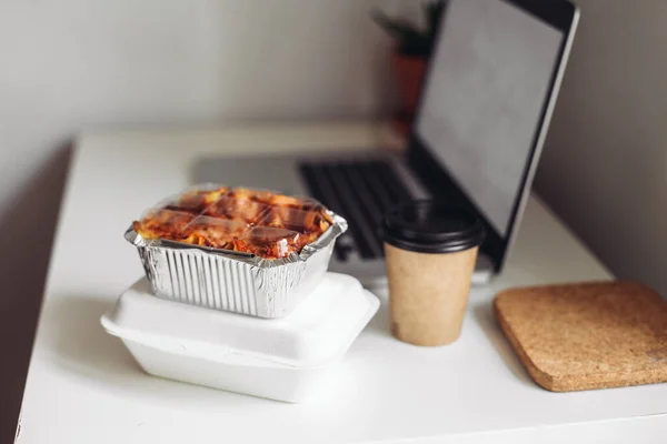 Llevar Caja Taza Café Una Mesa Con Ordenador Portátil —  Fotos de Stock