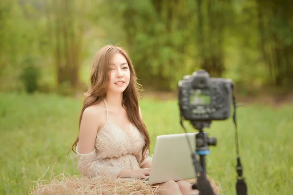 Glimlachende Vrouw Opnemen Van Haar Video Blog — Stockfoto