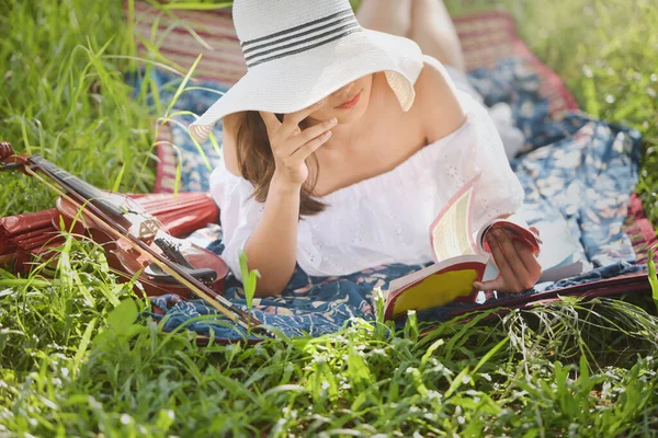 Relaxing Young Woman Standing Meadow — Stock Photo, Image