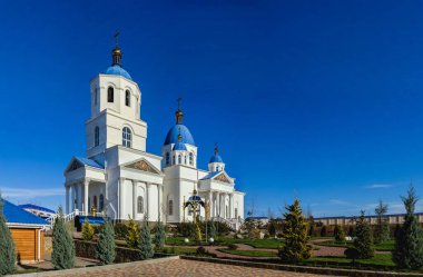 Marinovka Köyü, Ukrayna 02.01.2021. Güneşli bir kış gününde Ukrayna Ortodoks Kilisesi Odessa Piskoposluğu Kutsal Doruk Manastırı 'nın kutsal koruma çizimi