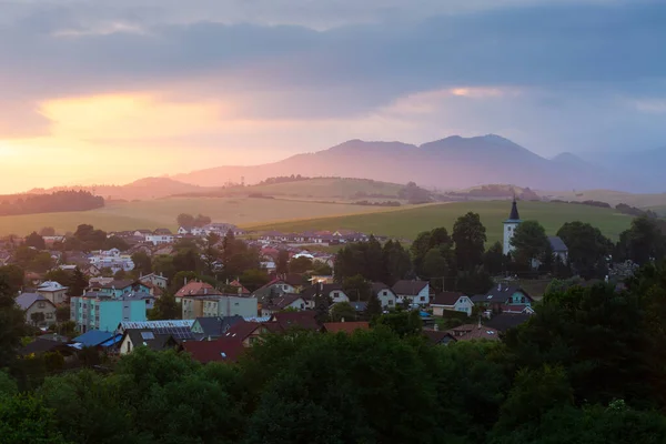 Salida Del Sol Sobre Pueblo Drazkovce Las Montañas Velka Fatra — Foto de Stock