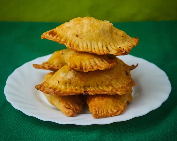 Piramide Empanadille Spagnole Miste Piccoli Pasticcini Spagnoli Sfondo Verde Piatto — Foto Stock