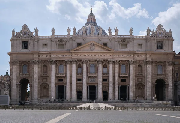 Uma Vista Panorâmica Diferente Alternativa Entre Bares Uma Cerca Igreja — Fotografia de Stock