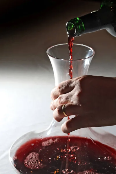 Decantador Com Vinho Tinto Mão Sommelier — Fotografia de Stock