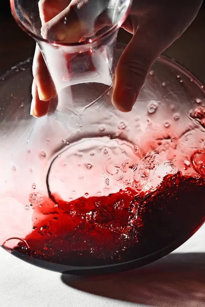 Karaf Met Rode Wijn Hand Van Een Sommelier — Stockfoto