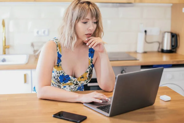 Woman Dress Working Laptop Smartphone Earphones Kitchen — Stock Photo, Image