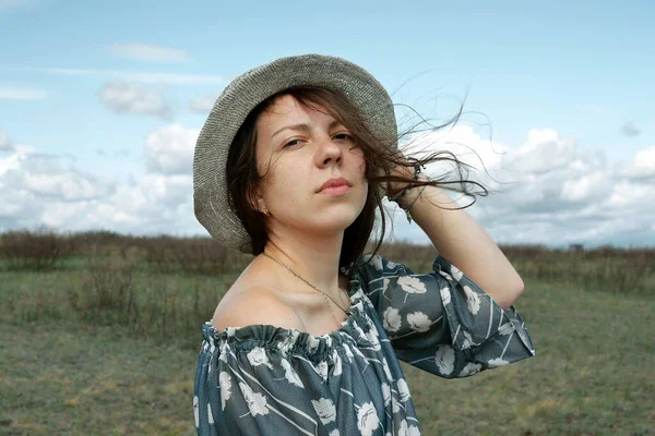 Portret Van Een Meisje Met Een Hoed Het Veld Kijkend — Stockfoto