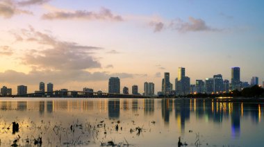 Gün batımında şehir silüeti Miami Florida gökyüzü plajı