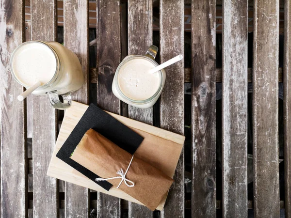 Duas Canecas Ais Cappuccino Rolo Uma Mesa Madeira Uma Cafeteria — Fotografia de Stock