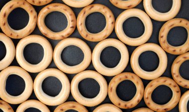 Siyah arkaplanda bir sürü kraker halkası