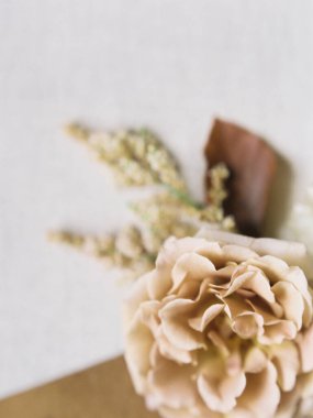 Kahverengi gülü kapat.