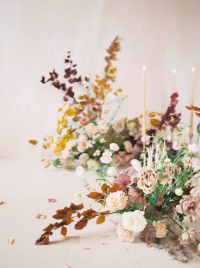 Pembe arka bahçeye karşı zengin sonbahar çiçekleri yerleştirme