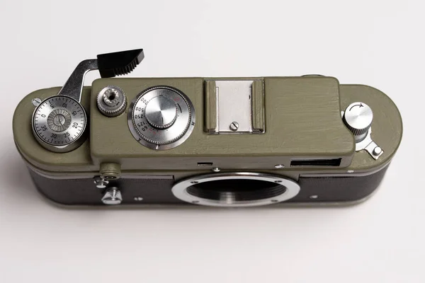 白色背景下隔离的旧胶卷卡其布相机 — 图库照片