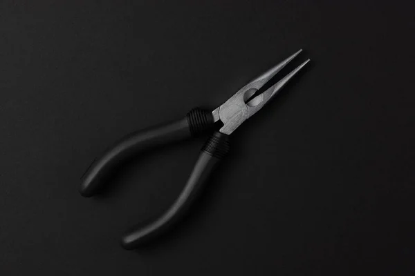 Изолированные Металлические Плоскогубцы Пластиковыми Черными Ручками Черном Фоне — стоковое фото
