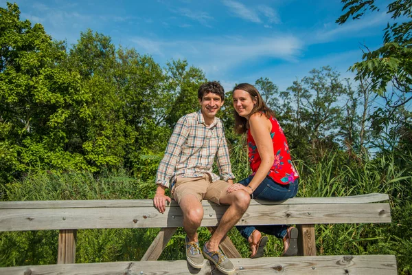 Couple Sitting Fence Park — Zdjęcie stockowe