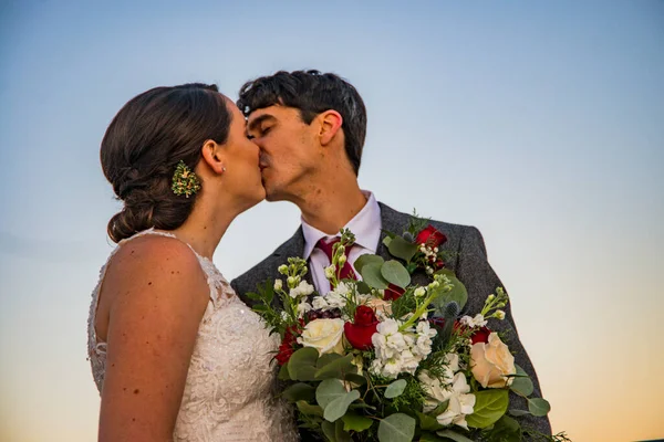 Wedding Couple Kiss Sunset — Photo
