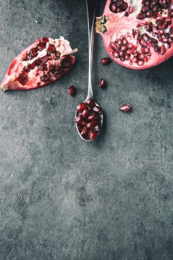 Siyah Arkaplanda Düz Nar Tohumlar ve Gümüş Kaşık