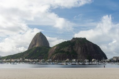 Brezilya Rio de Janeiro 'da mavi gökyüzü ve beyaz bulutlu Sugar Loaf Dağı' na güzel bir manzara