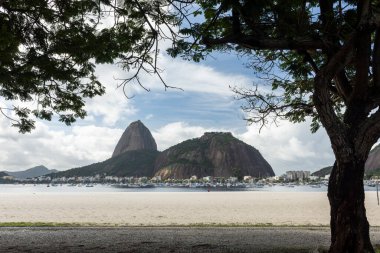 Brezilya Rio de Janeiro 'da mavi gökyüzü ve beyaz bulutlu Sugar Loaf Dağı' na güzel bir manzara