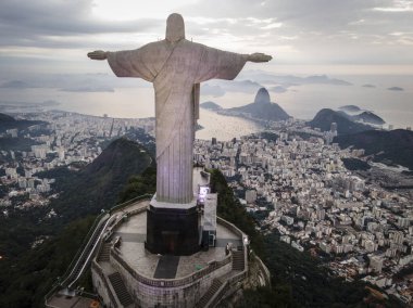 Rio de Janeiro, Brezilya 'daki Kurtarıcı Heykeli' ne güzel bir hava aracı görüntüsü