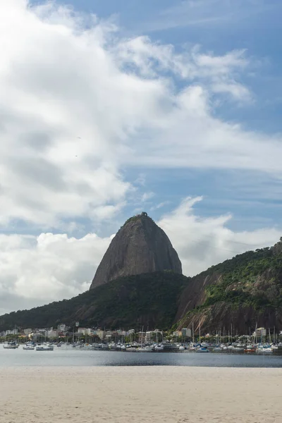 Вид Гору Сахарная Голова Голубым Небом Белыми Облаками Рио Жанейро — стоковое фото