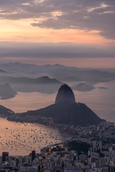 Bela Vista Para Cidade Montanhas Oceano Com Nuvens Coloridas Nascer — Fotografia de Stock