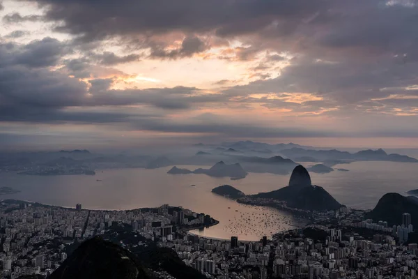 Вид Город Горы Океан Цветными Облаками Восхода Солнца Рио Жанейро — стоковое фото