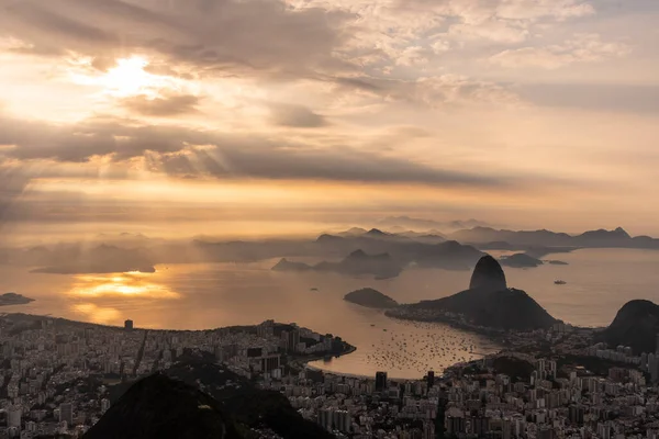 Вид Город Горы Океан Цветными Облаками Восхода Солнца Рио Жанейро — стоковое фото
