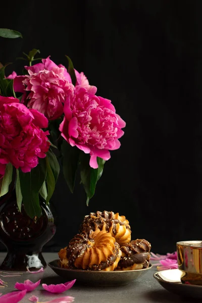 Biscotti Tazza Vaso Con Fiori Sfondo Nero — Foto Stock