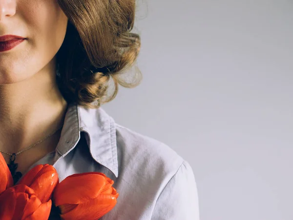 Meisje Een Grijs Shirt Met Tulpen Zijn Handen Een Grijze — Stockfoto