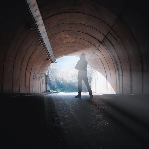 Одна Людина Стоїть Тунелі — стокове фото