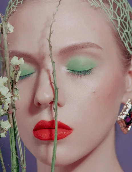 Chica Joven Morado Maquillaje Brillante Labios Rojos Sombras Ojos Verdes — Foto de Stock