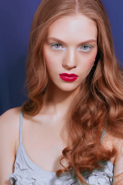 Young Woman Long Red Wavy Hair Green Eyeshadows Red Lipstick — Φωτογραφία Αρχείου