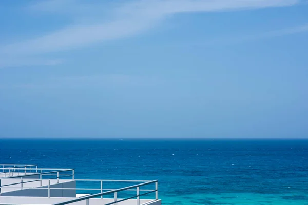 카리브해의 바다를 건물의 있습니다 배경에는 멕시코 카리브해의 바다와 — 스톡 사진