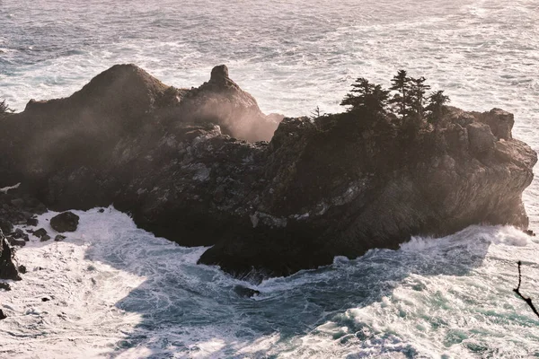Golven Crashen Tegen Rock Structuur Oceaan Zonnige Dag Bij Big — Stockfoto