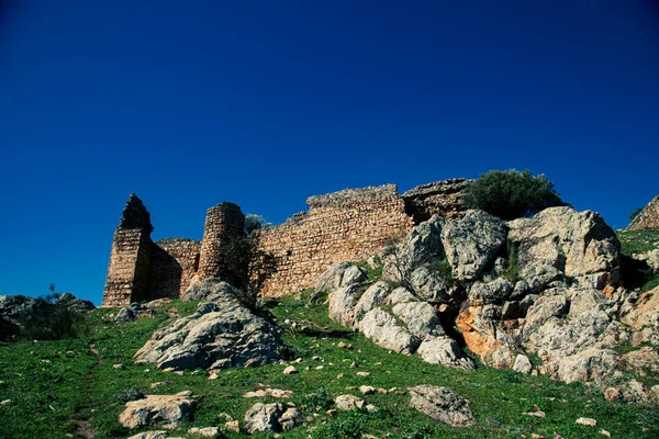 Dağ tepesindeki harabe kale
